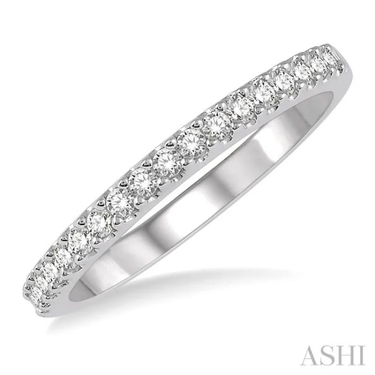 1/4 Ctw Round Cut Diamond Wedding Band in 14K White Gold